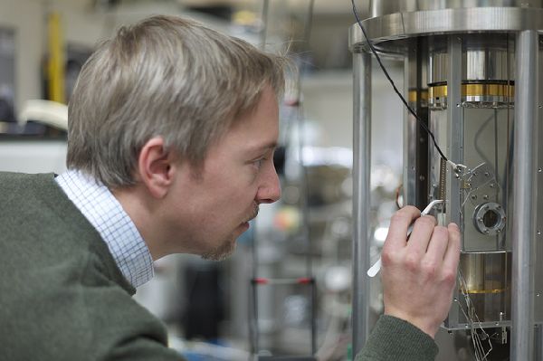 Electrons to advance molecular computing and photovoltaics research
